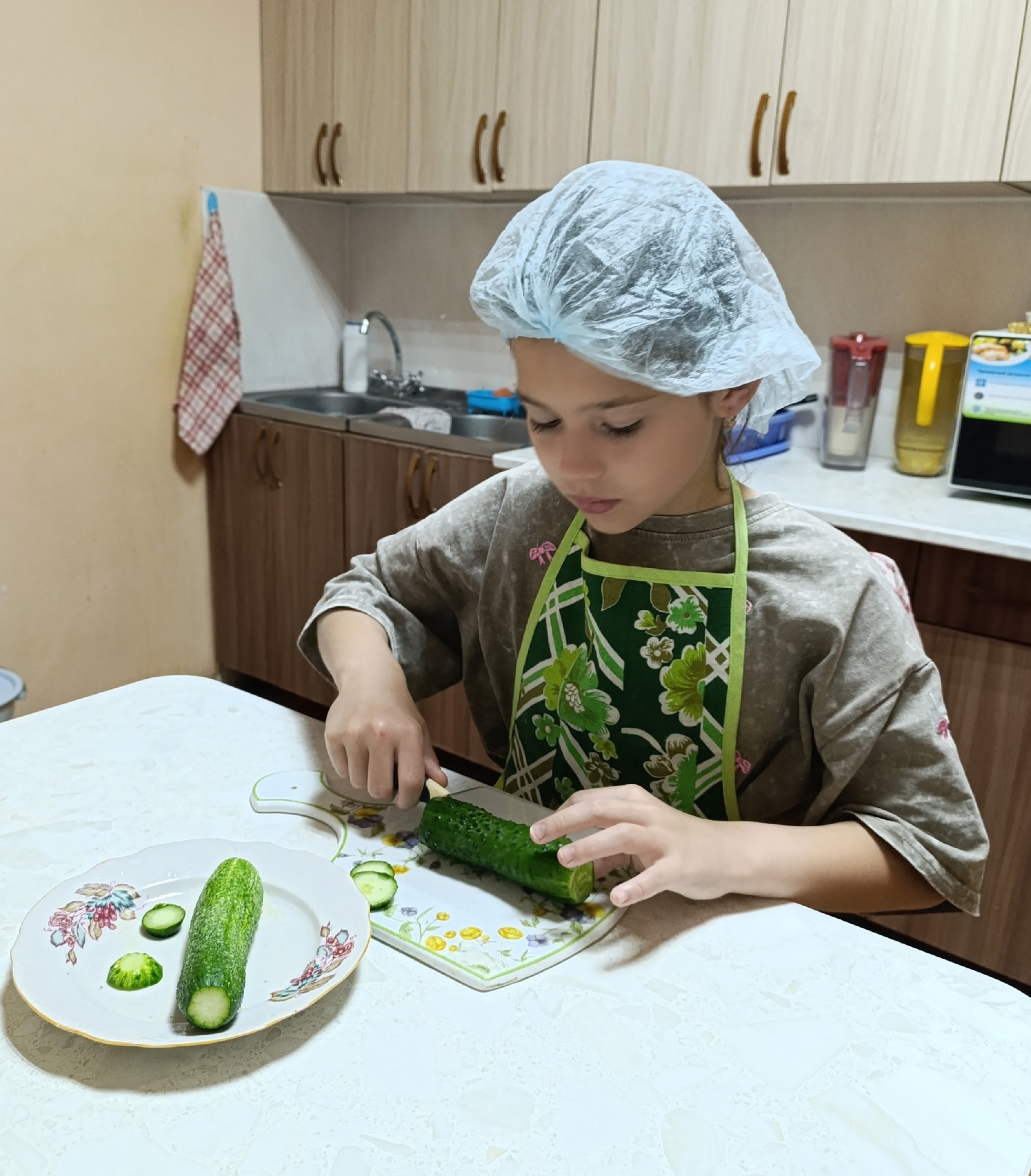 Мы готовим окрошку 