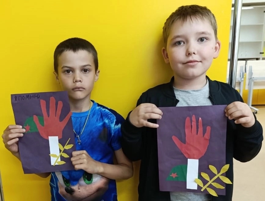 УЛЫБКА СКВОЗЬ СЛЕЗЫ: ПОМНИМ И СКОРБИМ