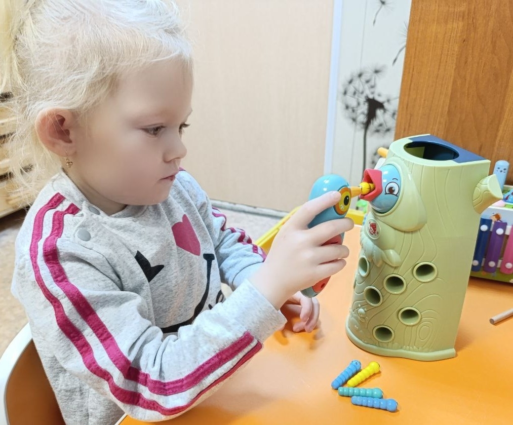 МАГНИТНАЯ РЫБАЛКА НА СТРАЖЕ РАЗВИТИЯ: КАК ПСИХОЛОГ ИГРАЕТ С ПОЛЬЗОЙ